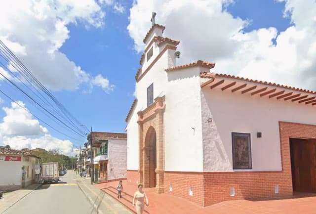 Polémica por sesión fotográfica de Aída Cortés en una capilla de Guarne - noticia sobre Aida Cortes