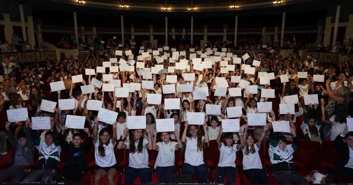La Plata distingue a más de 400 alumnos con los mejores promedios de primaria - noticia sobre Amanda Nicole