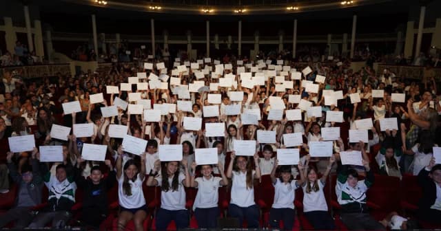 La Plata distingue a más de 400 alumnos con los mejores promedios de primaria - noticia sobre Amanda Nicole